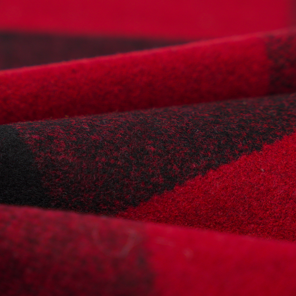 ウール 50%、ポリエステル 40%、その他の繊維 10%、760G/M、黒と赤のチェック柄、メルトン生地、ML-3010354